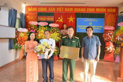 Tiến sĩ Vũ Bảo Châu, Trưởng Văn phòng Đại diện AOSC phía Nam (bìa phải) trao giấy công nhận 15189:2012 cho Khoa xét nghiệm bệnh viện.